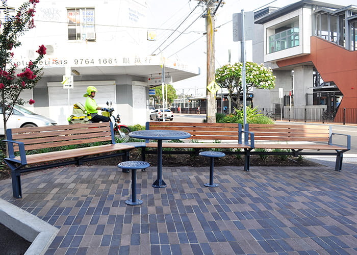 Aria Curved, Cafe Table and Stools, with aluminium woodgrain Spotted Gum battens and Deep Ocean frames.