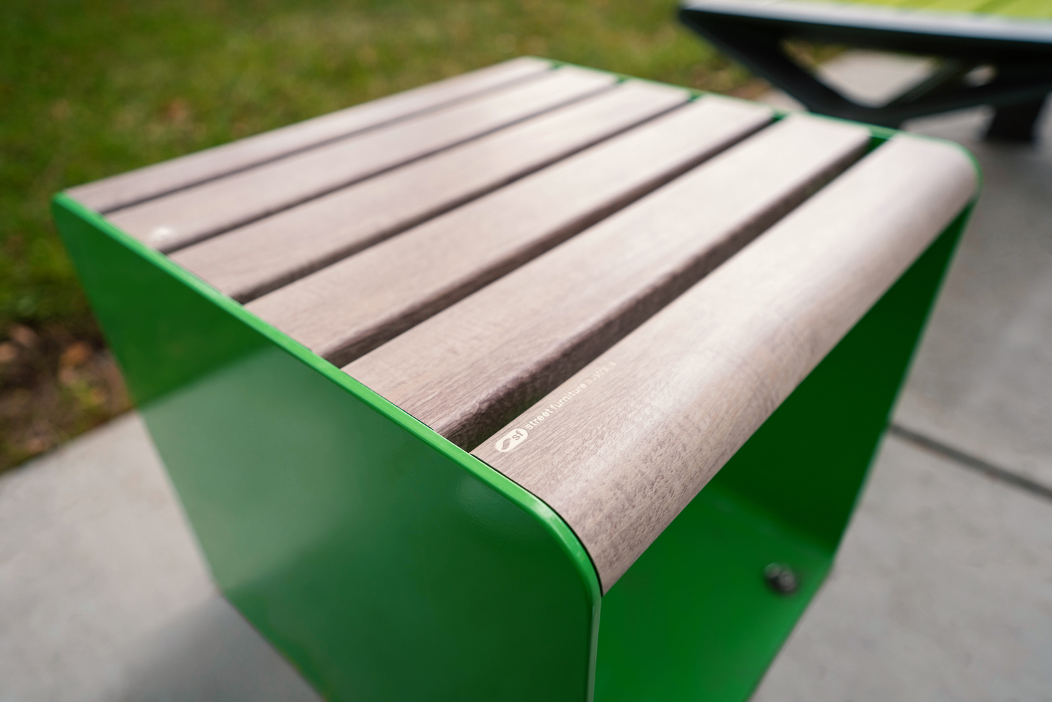 Linea Cube (LIC6) with aluminum Beach Oak Grey battens, Shamrock Green frame.