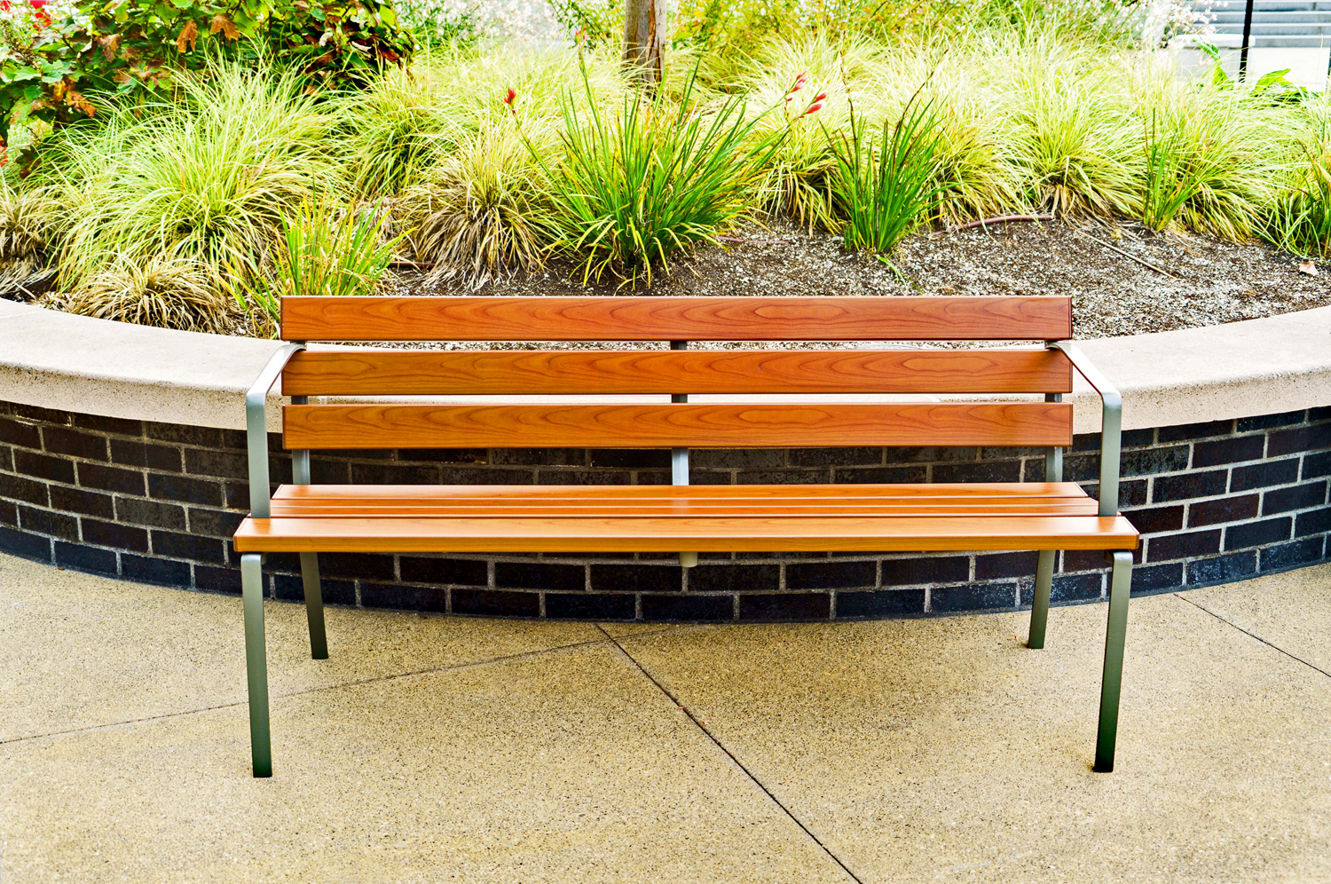 Forum Seat (3-seater) in aluminium woodgrain Bush Cherry, with Woodland Grey frames.