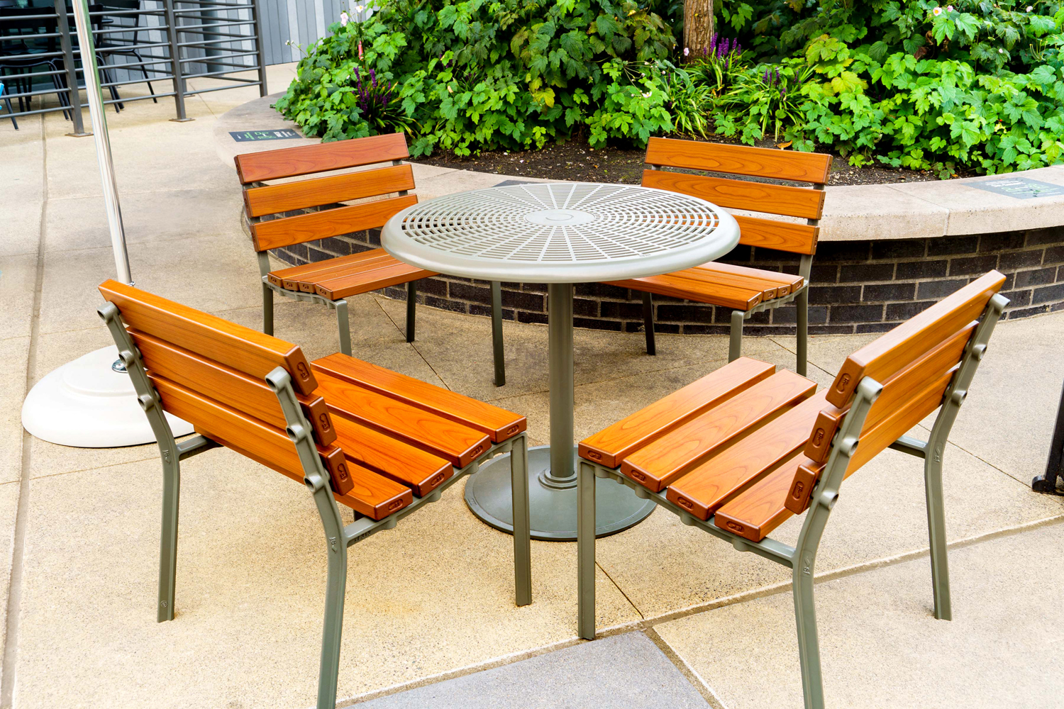 Forum Seats and Cafe Table in aluminium woodgrain Bush Cherry, and Woodland Grey.