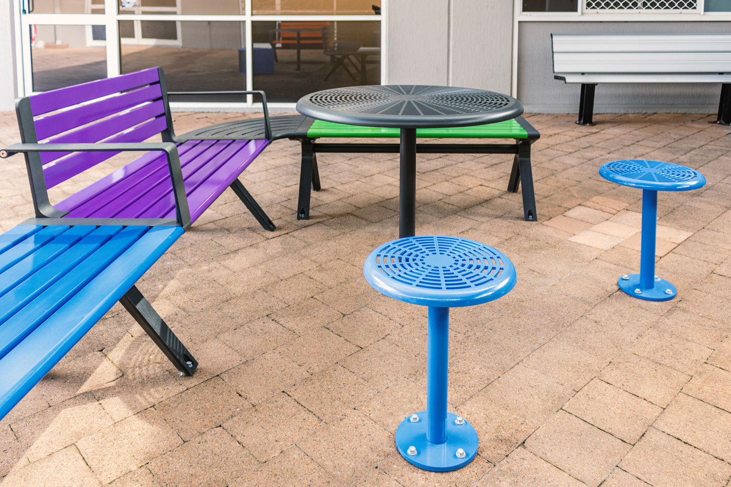 Aria Seating System, S-shape, with Cafe Table (T1), Cafe Stool (S1) and Linea Cube (LIC6).