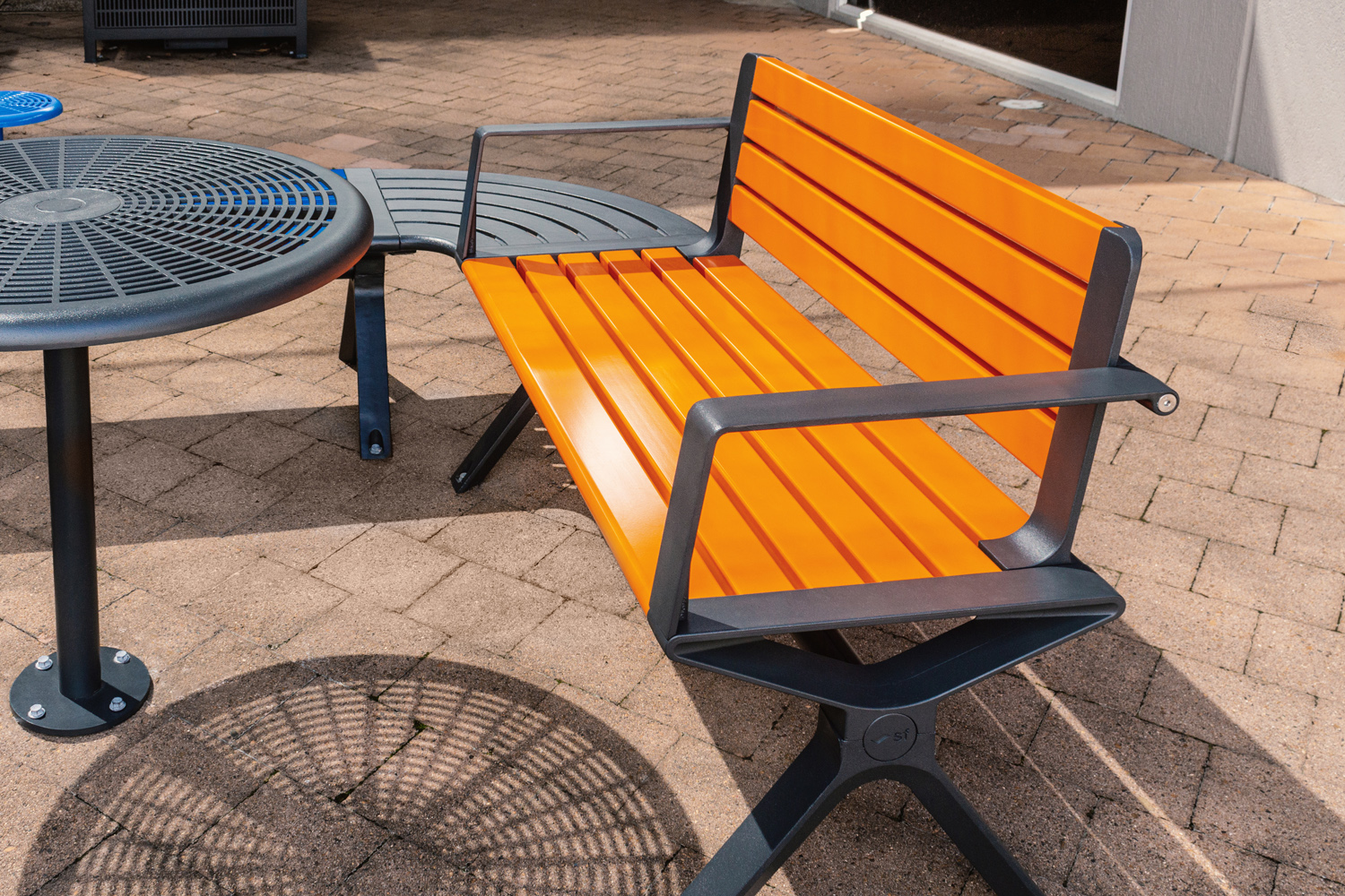 Aria Seating System, S-shape, with Cafe Table (T1), Cafe Stool (S1) and Linea Cube (LIC6).