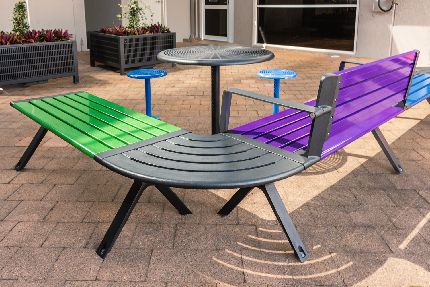 Aria Seating System, S-shape, with Cafe Table (T1), Cafe Stool (S1) and Linea Cube (LIC6).