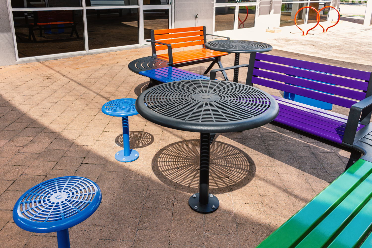 Aria Seating System, S-shape, with Cafe Table (T1), Cafe Stool (S1) and Linea Cube (LIC6).