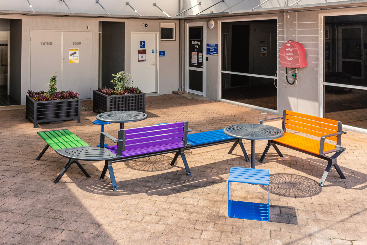Aria Seating System, S-shape, with Cafe Table (T1), Cafe Stool (S1) and Linea Cube (LIC6).