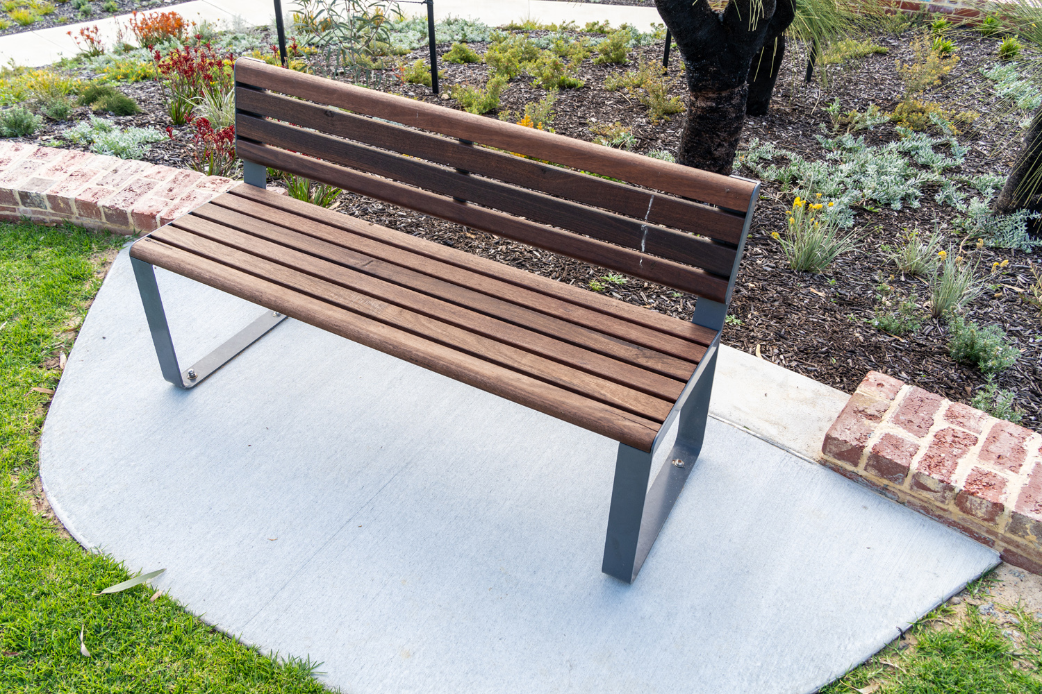 Linea Seat (LIS10, 1500mm) with eco-certified hardwood battens, Ironstone frame.