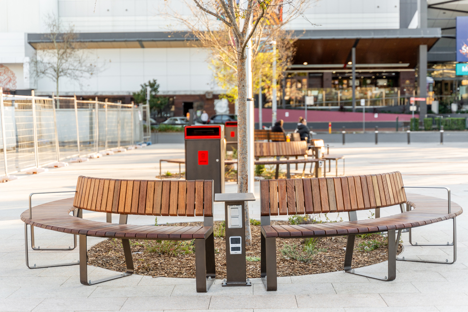 Linea VT Curved Seat (LVS10-C) and PowerMe side table with device charging.