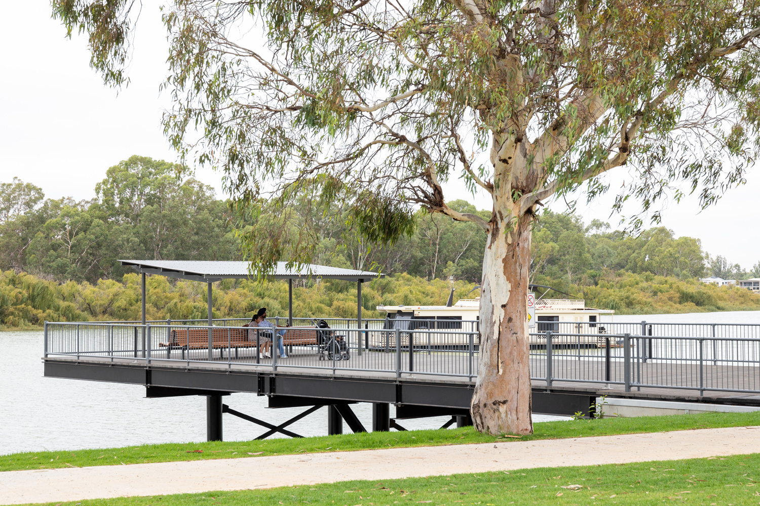 Classic Plaza Back-to-Back Seat with aluminium woodgrain battens in Spotted Gum, Sable Bass frame.