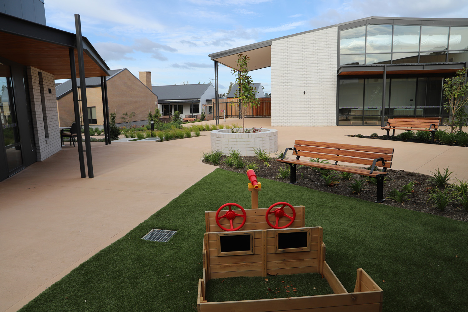 Park DDA Seats (PS7-DDA) with aluminium woodgrain Spotted Gum battens, Night Sky frames.