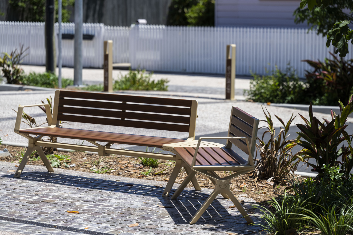 Aria Seating System (2S-C45-3S), Splay leg and arm, aluminium Bush Cherry battens, Textura Doe Skin frame.