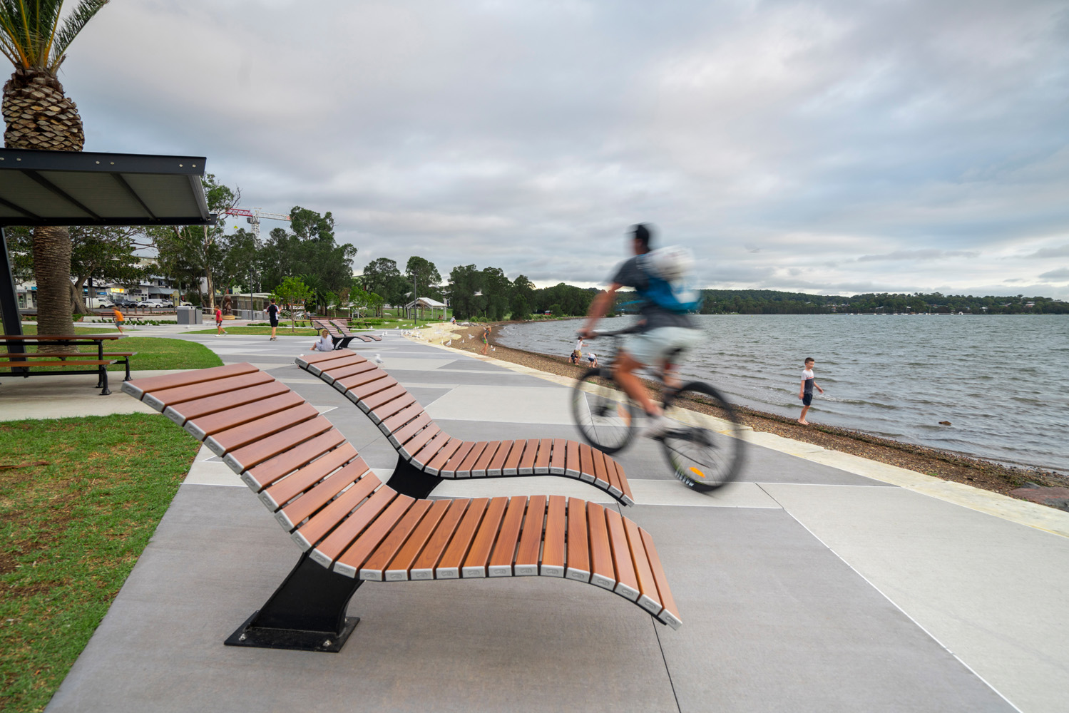 Mall Sun Lounge, with woodgrain aluminium battens in Bush Cherry, frames in Night Sky.