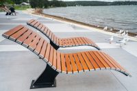 Mall Sun Lounge, with woodgrain aluminium battens in Bush Cherry, frames in Night Sky.