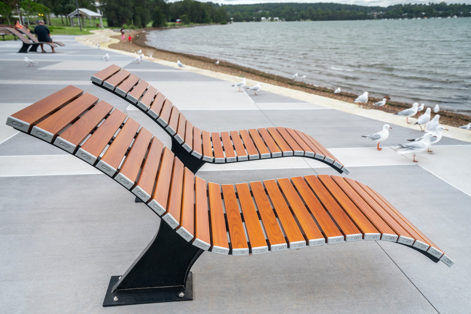 Mall Sun Lounge, with woodgrain aluminium battens in Bush Cherry, frames in Night Sky.